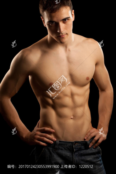性感的肌肉男子黑上孤立