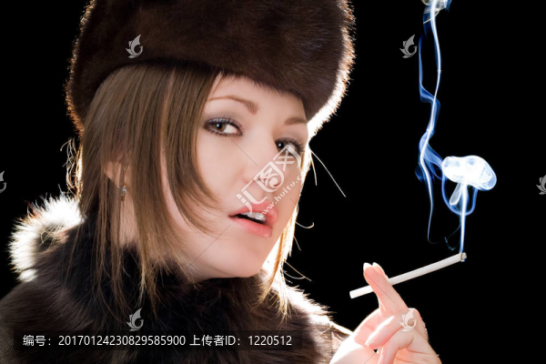 美麗的年輕女人的肖像與香煙