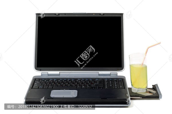 筆記本電腦和雞尾酒。白色背景中分離