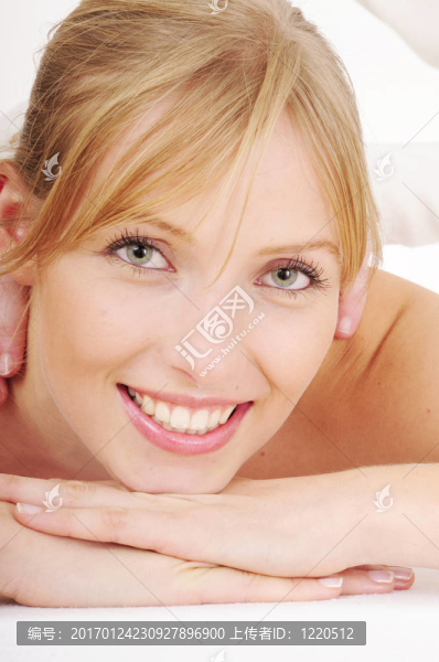婦女接受按摩
