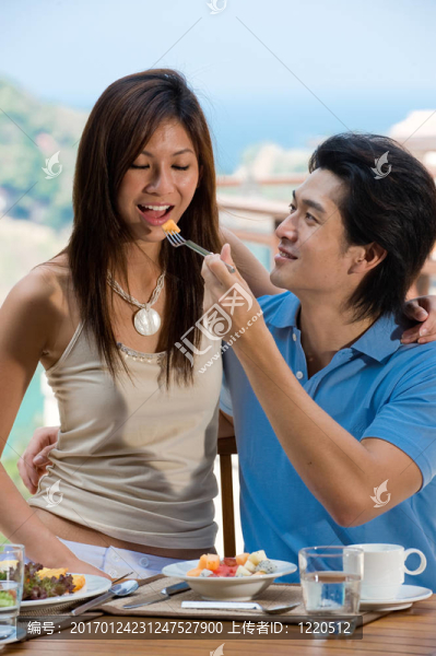 夫婦在吃早餐