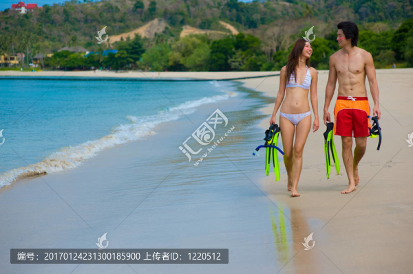 夫婦在海灘