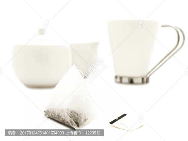 白色現(xiàn)代茶具