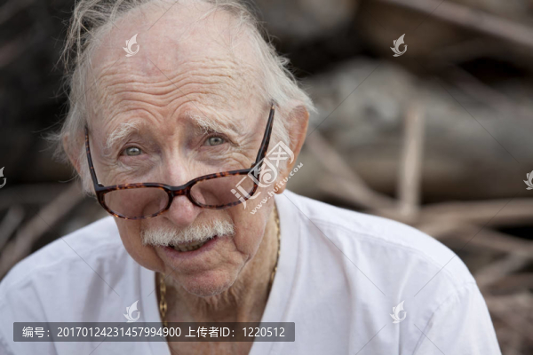 穿著T恤和眼鏡的老人-匯圖網(wǎng) www.fosd68.com 穿著T恤和眼鏡的老人