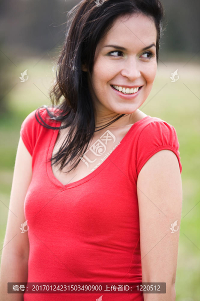 美麗的夏天的女人戶外
