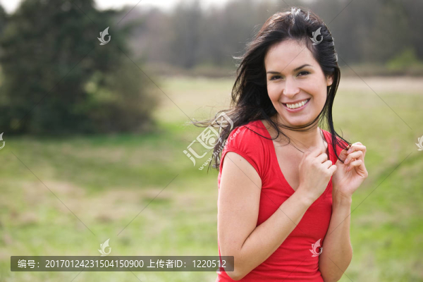 美麗的夏天的女人戶外