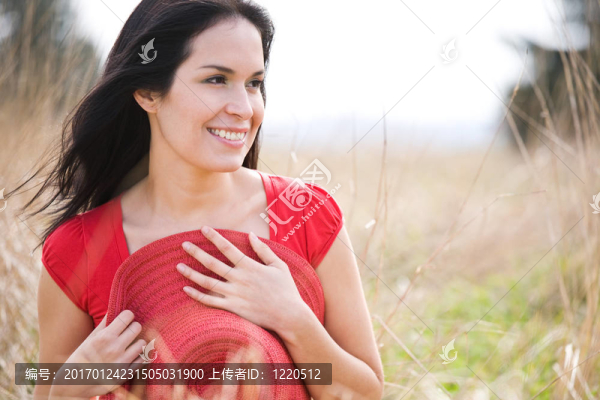 美麗的夏天的女人戶外