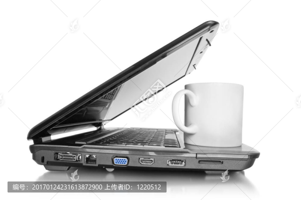 筆記本電腦與杯