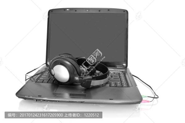 帶立體聲耳機(jī)的筆記本電腦-匯圖網(wǎng) www.fosd68.com 帶立體聲耳機(jī)的筆記本電腦