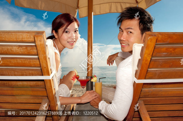 在海灘上寒冷