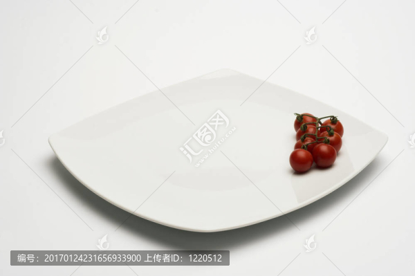在白盤西紅柿