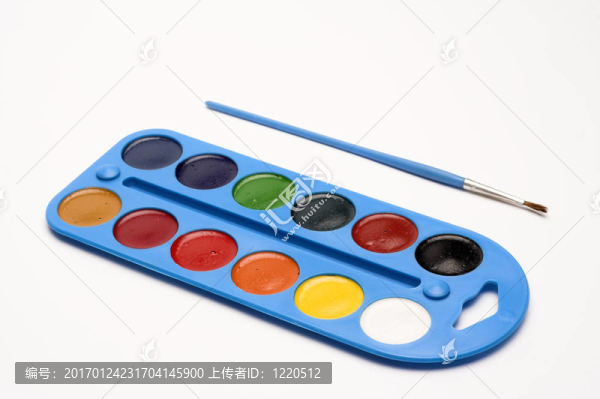 在白色的水上關(guān)閉水彩盒