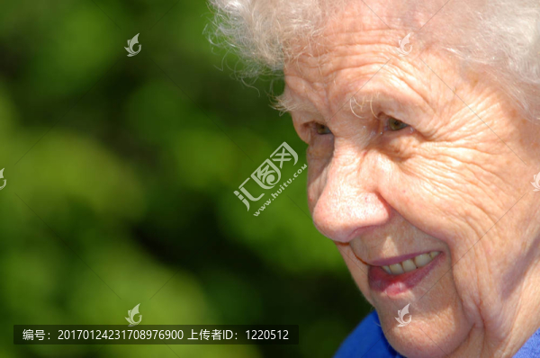 綠色背景下的老婦人肖像