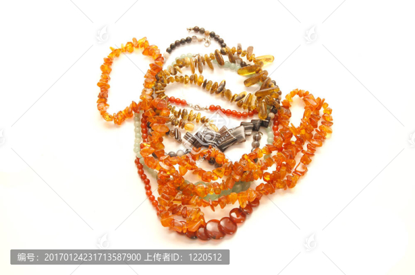 白色背景上珍貴的多色寶石珠子