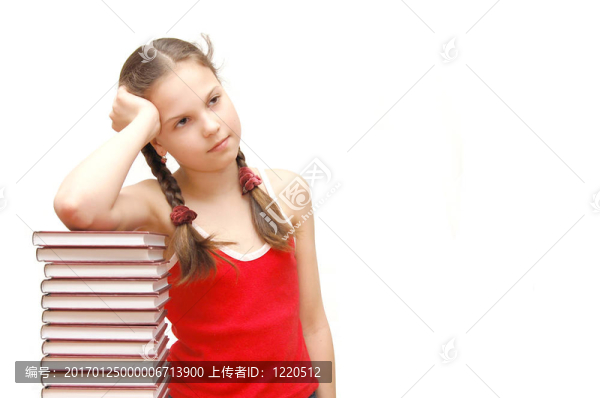 十幾歲的女孩與堆棧的書籍