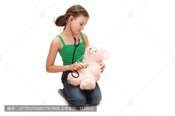少年對待一只熊的女孩