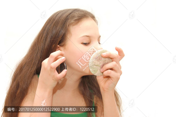 那個(gè)女孩穿著一個(gè)耳環(huán)