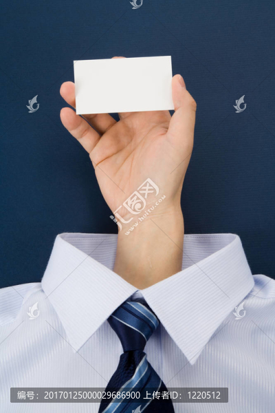 手拿著空白的名片