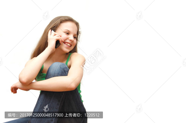 那個(gè)十幾歲的女孩在電話里說話