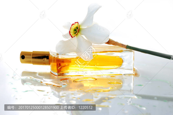 香水和白色的花