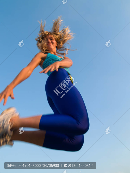 跳躍運動的女孩