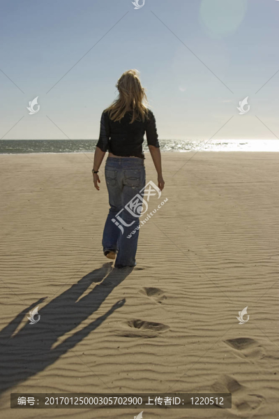 女人在Beach-匯圖網(wǎng) www.fosd68.com 女人在Beach