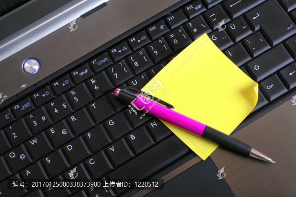 筆記本電腦上的黃色便條紙和筆