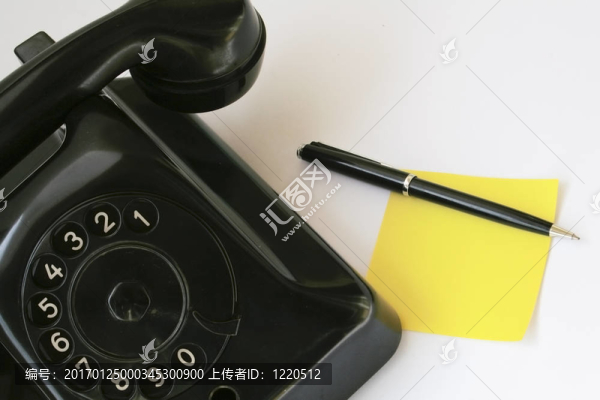 帶舊電話的便條紙和筆