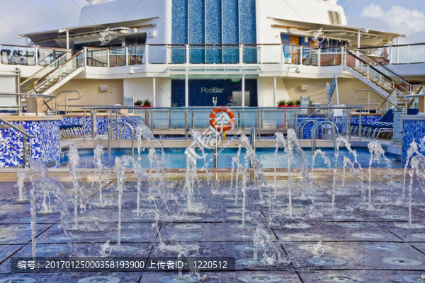 藍色水池前的噴泉