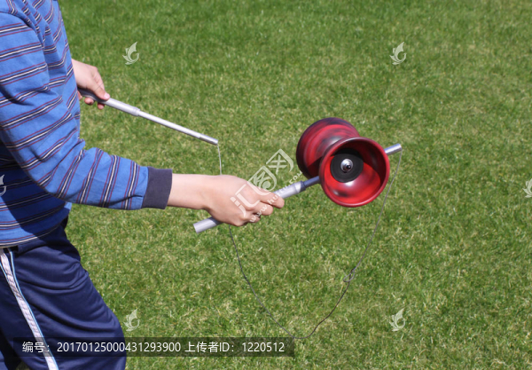 男孩玩空竹