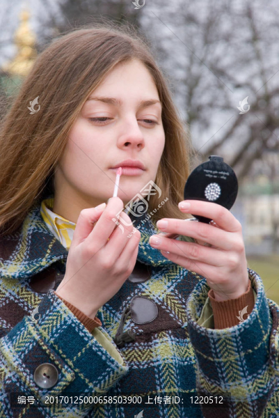 美麗的年輕女人化妝