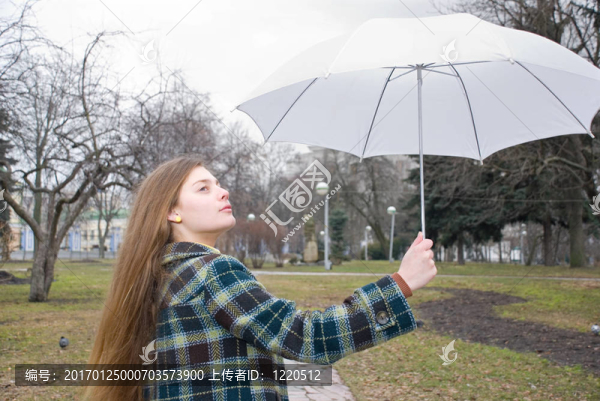 公園里的年輕美麗的女人