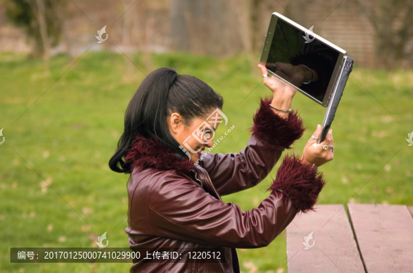 年輕的專業(yè)女性在筆記本電腦失意