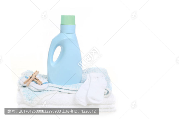 襪子衣夾和洗滌劑的嬰兒毯
