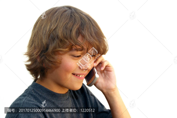 微笑的男孩在手機上說話