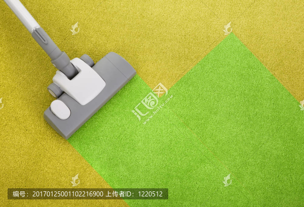 綠色地毯上的吸塵器