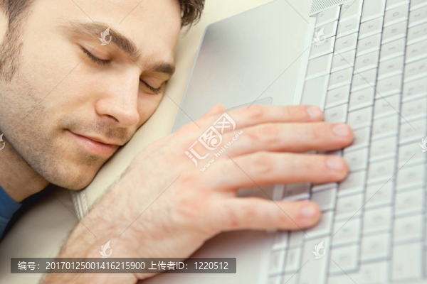 男人睡過了筆記本電腦