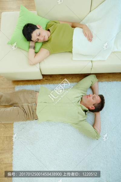 睡在沙發(fā)上的夫婦