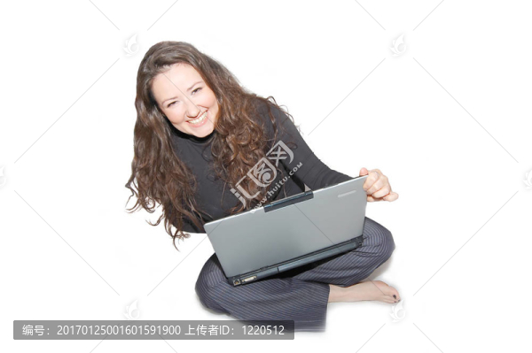 美麗的女孩在地板上的筆記本電腦