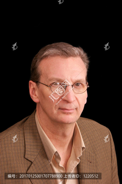 老年人戴眼鏡在黑色背景的運(yùn)動(dòng)外套的肖像-匯圖網(wǎng) www.fosd68.com 老年人戴眼鏡在黑色背景的運(yùn)動(dòng)外套的肖像
