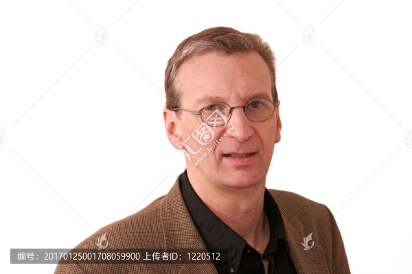 老年人戴眼鏡在白色背景的運動外套的肖像