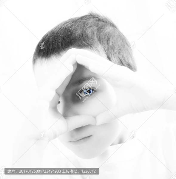 男孩看著未來的地球