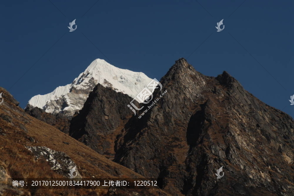 白色雪帽的黑色山峰