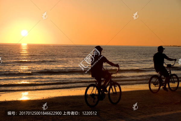 騎自行車在一起