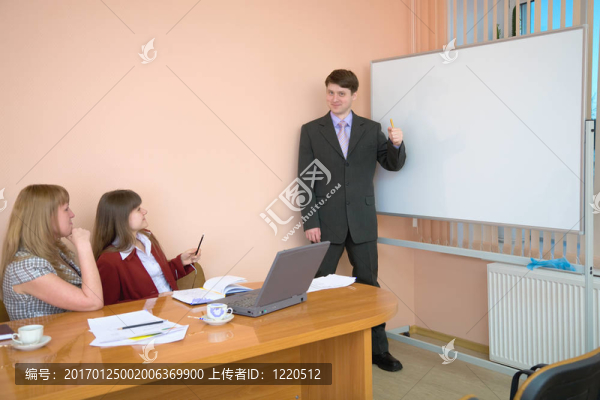 年輕人在一次會(huì)議上發(fā)言