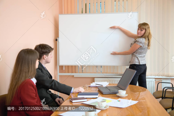 年輕女子在會上發(fā)言