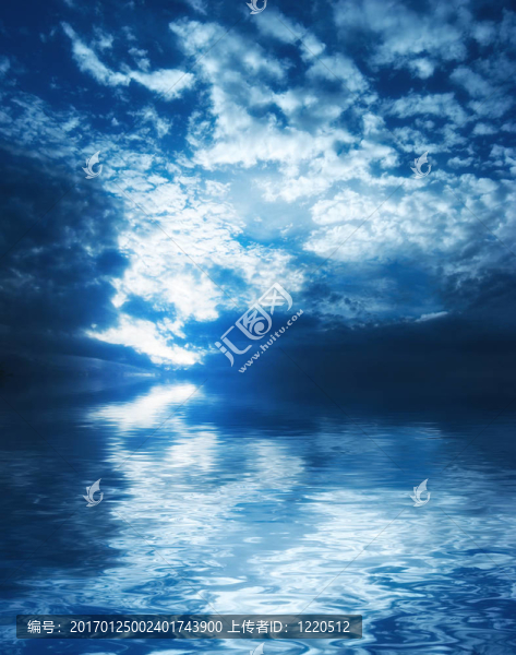 水上多彩的夕陽