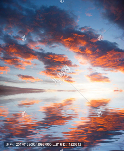 水上多彩的夕陽