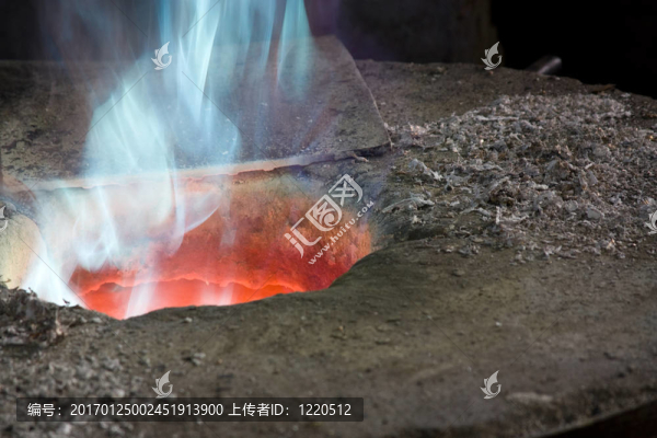 洞里的火