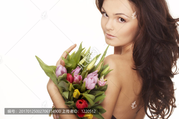 性感的女人，有明亮的白色花。